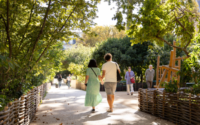 Des promeneurs dans le jardin médiéval du musée de Cluny
