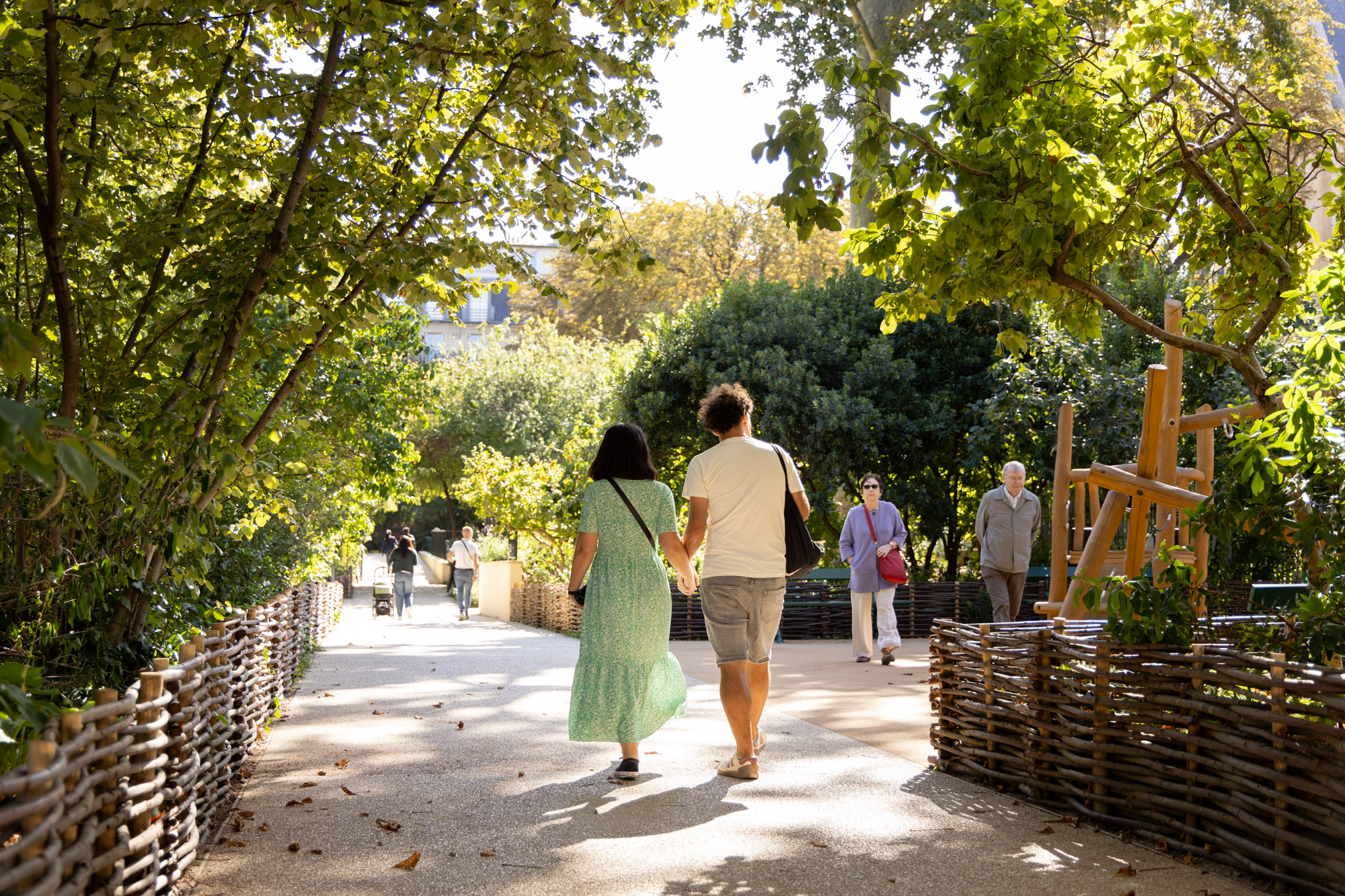 Des promeneurs dans le jardin médiéval du musée de Cluny