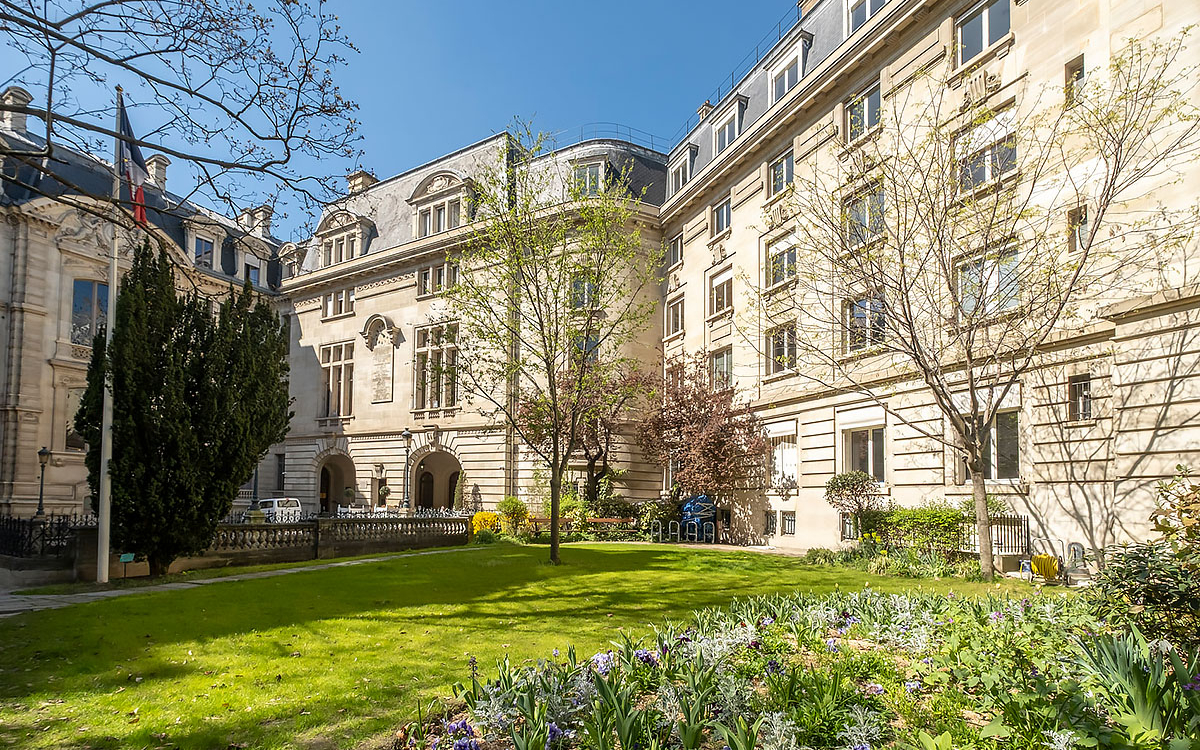 Vue du jardin d'une mairie.