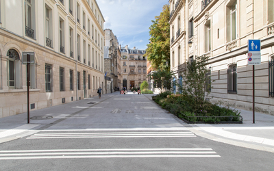 La rue Las Cases devient une "Rue aux écoles" dans le 7ème.