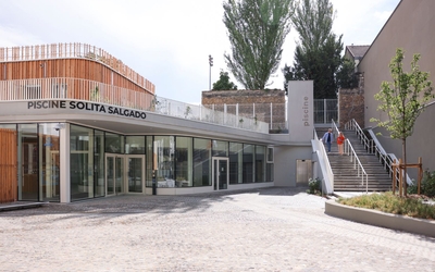 Parvis de la piscine Solita Salgado