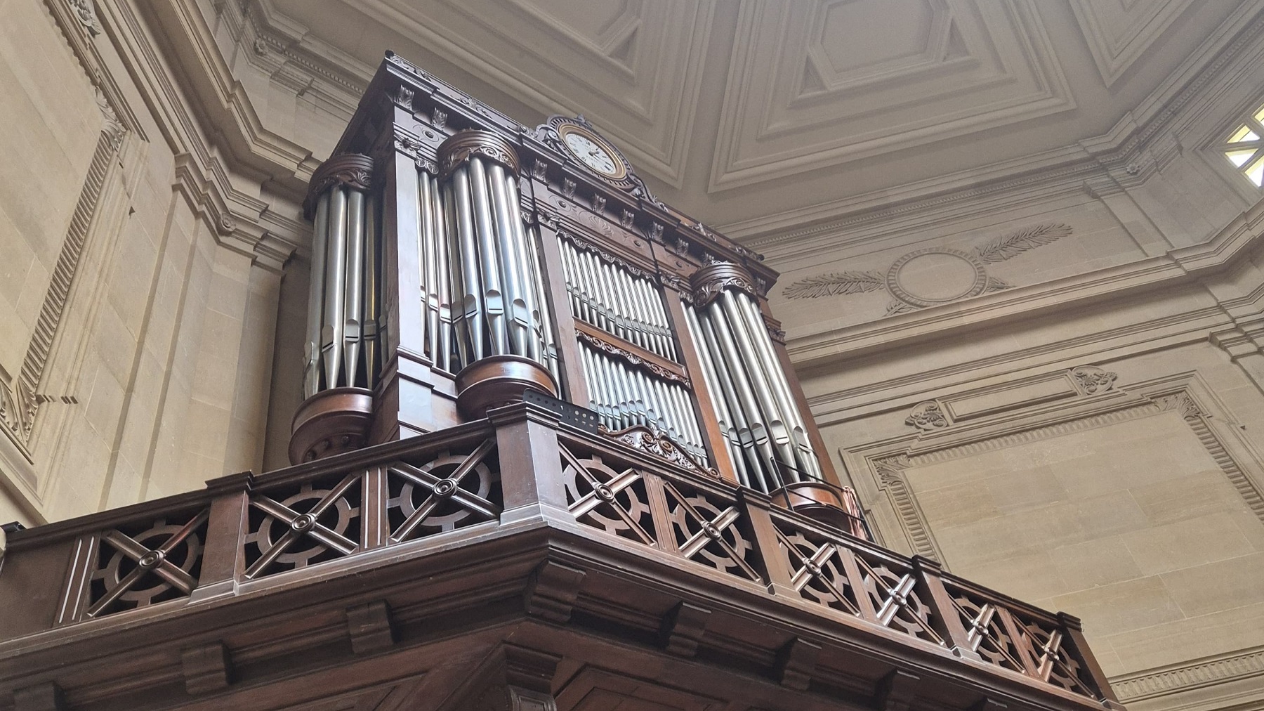 orgue restauré en gros plan vue d'en bas