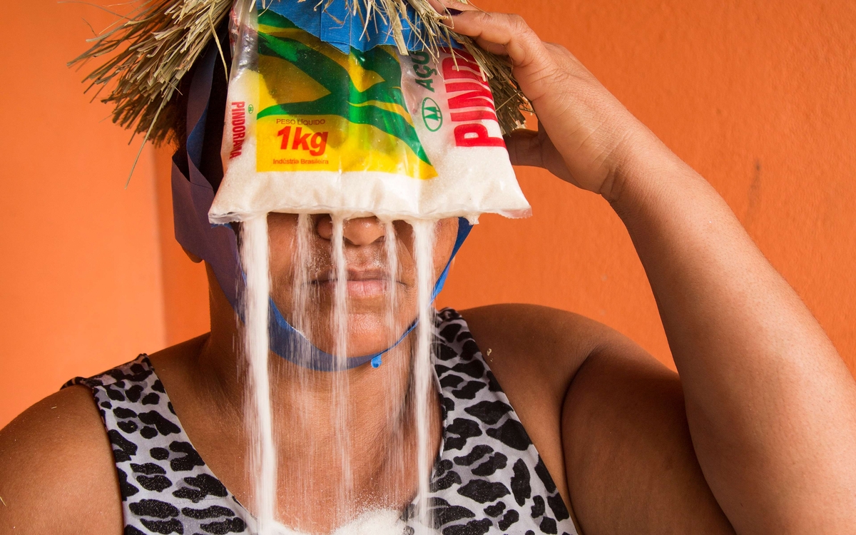 personne sur fond orange