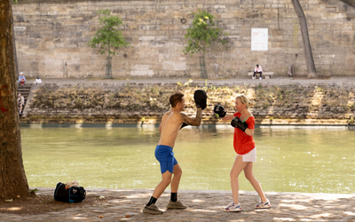 Un cours de boxe sur berges. 