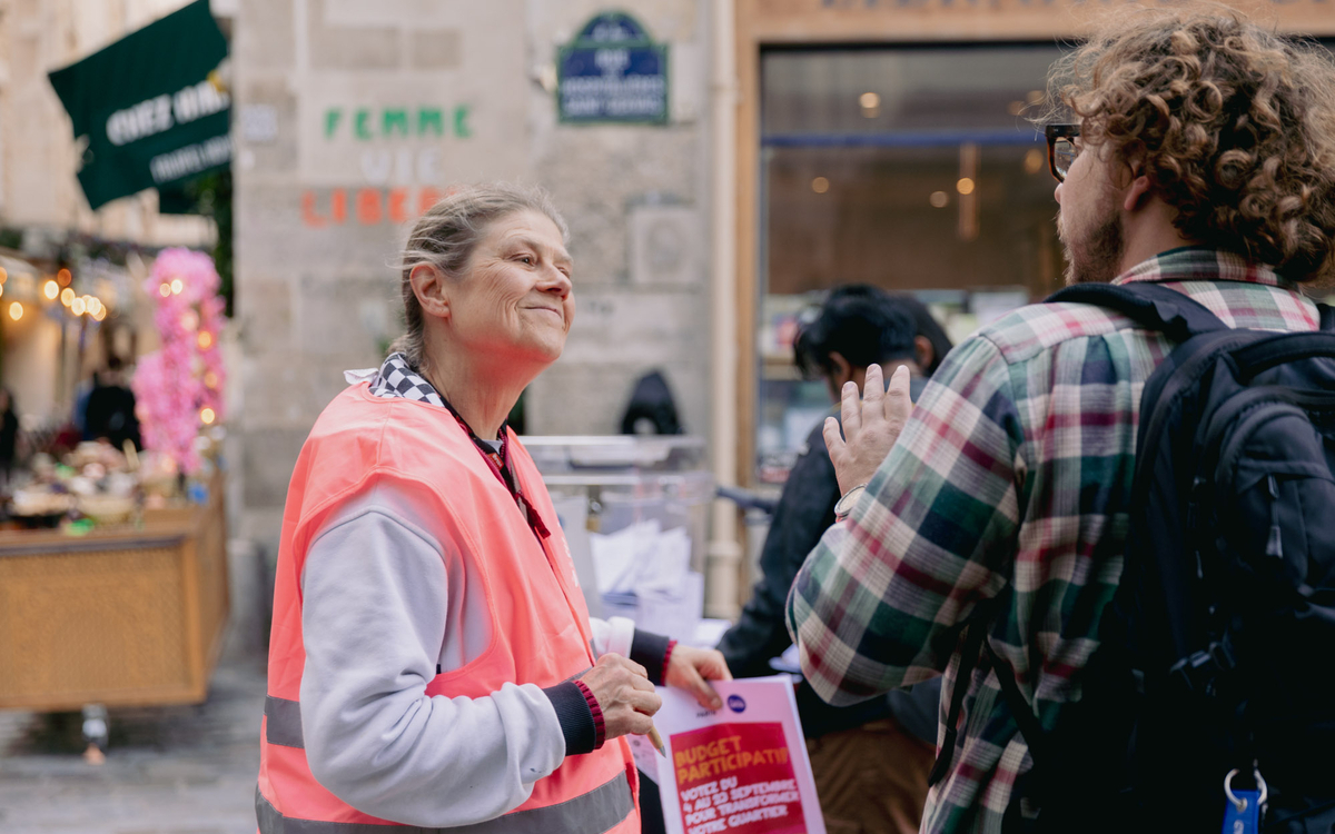 Une femme discutant avec un homme dans une rue