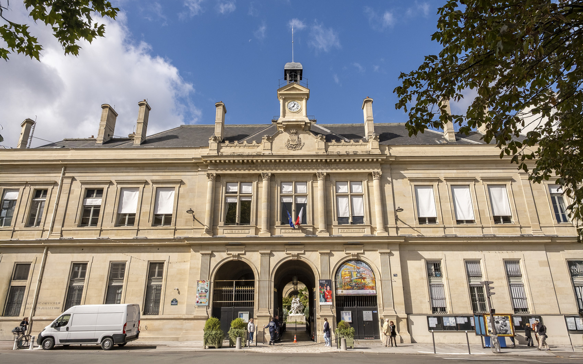 Vue de la façade d'une mairie.