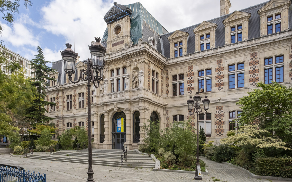 Vue d'une façade de mairie.