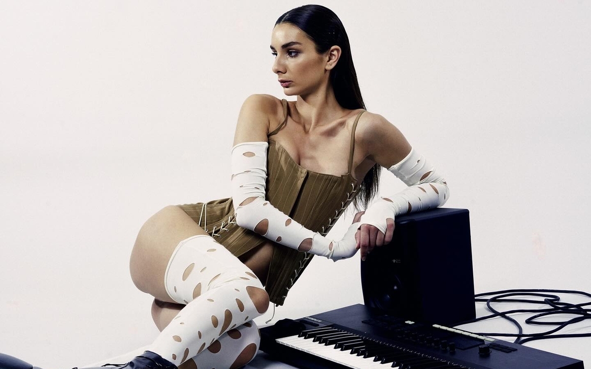 DJ Carla Schmitt assise en body de profil