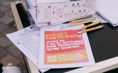 Vote du budget participatif dans la rue des Rosiers.