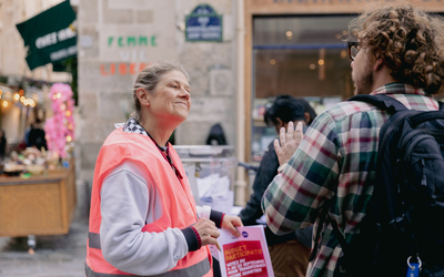 Vote du budget participatif dans la rue des Rosiers.