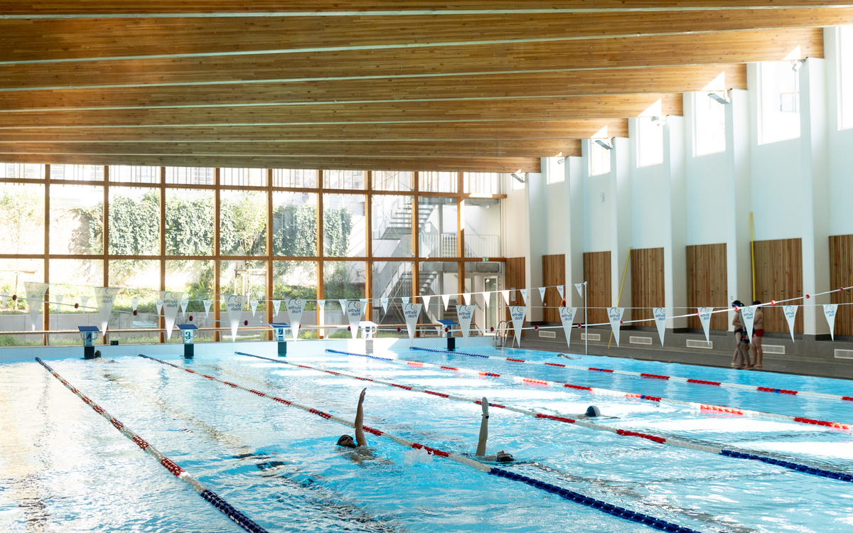 Un des bassins de la Façade de la piscine Solita Salgado, rue Belliard dans le 18ème.