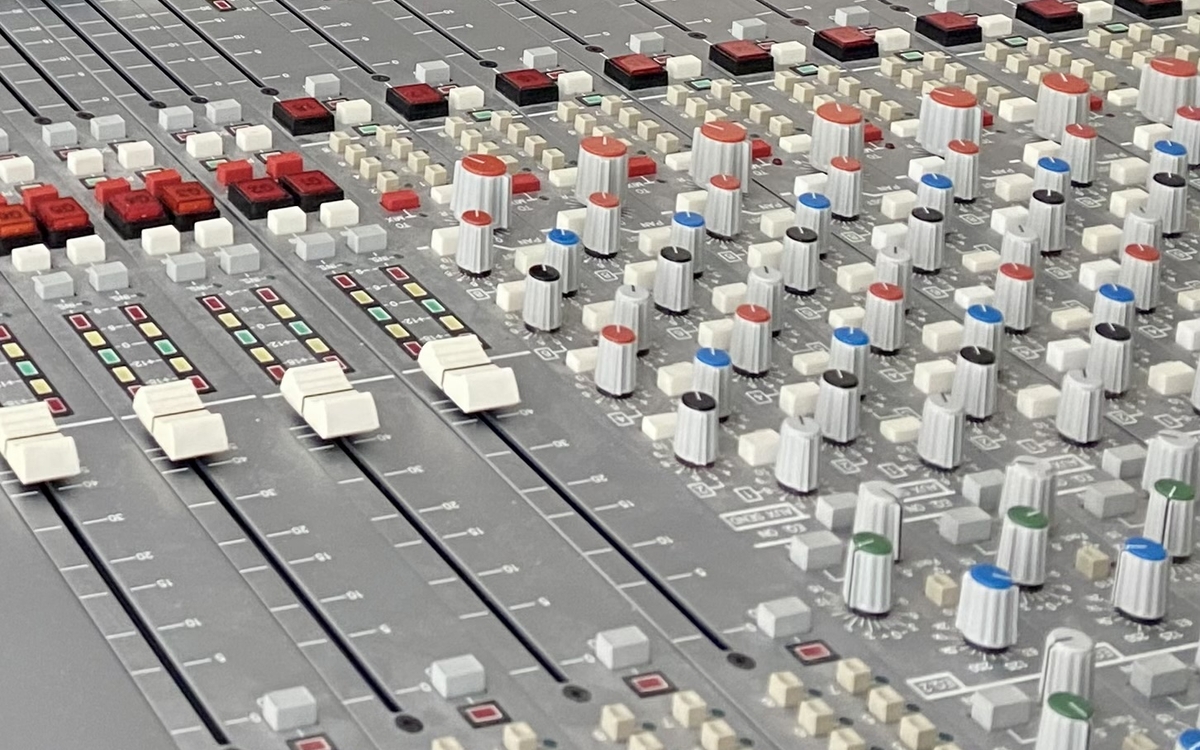 Détail d'une console son lors d'un cours d'électroacoustique