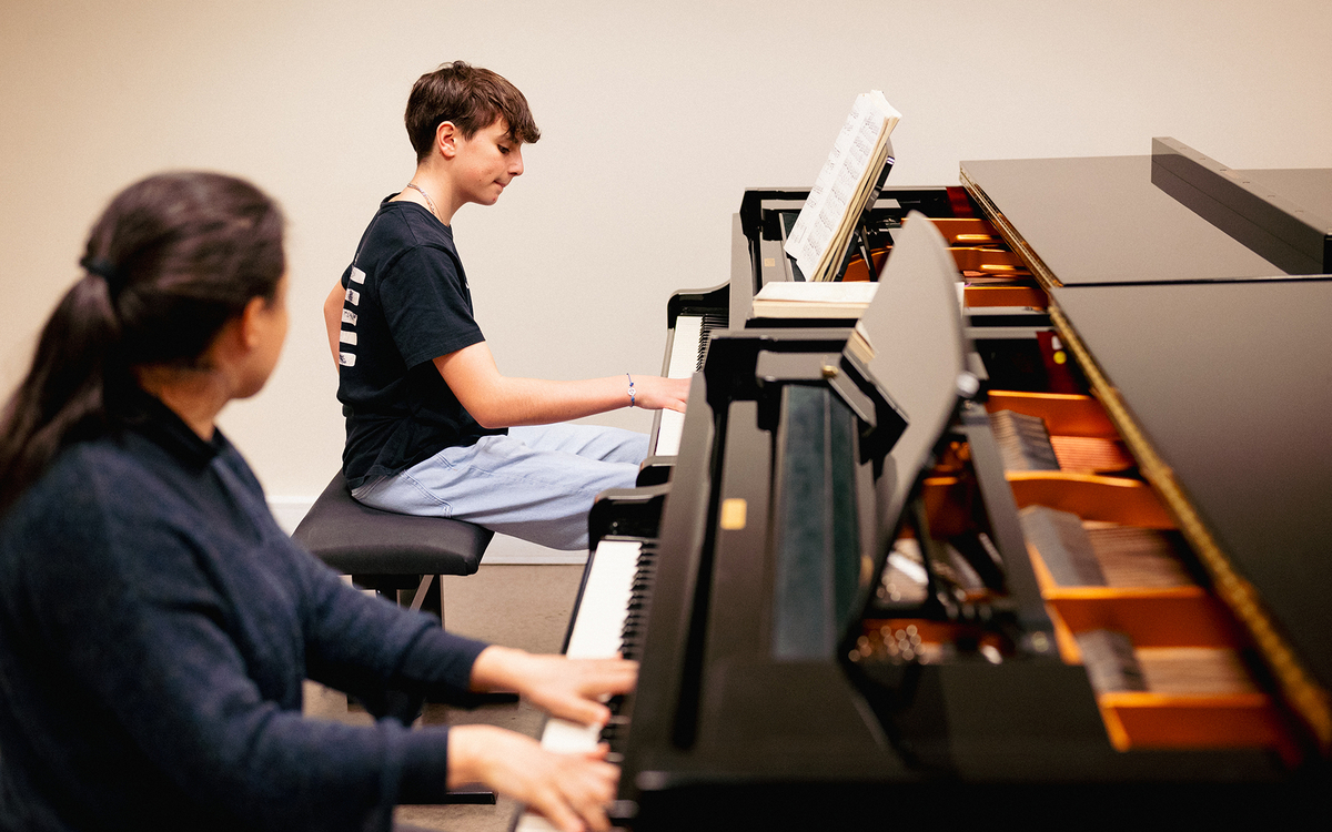 Professeure de piano et son élève