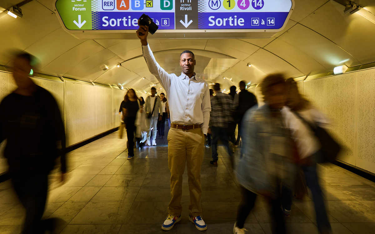 Portrait du photographe Hugues Lawson Body dans le métro parisien. 