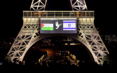 Visuel de la tour Eiffel aux couleurs de la Palestine et d'Israël
