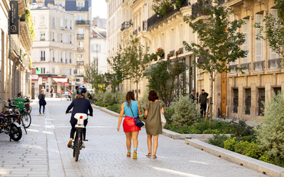 Un cycliste et des piétons dans la rue aux enfants, rue Chaptal 