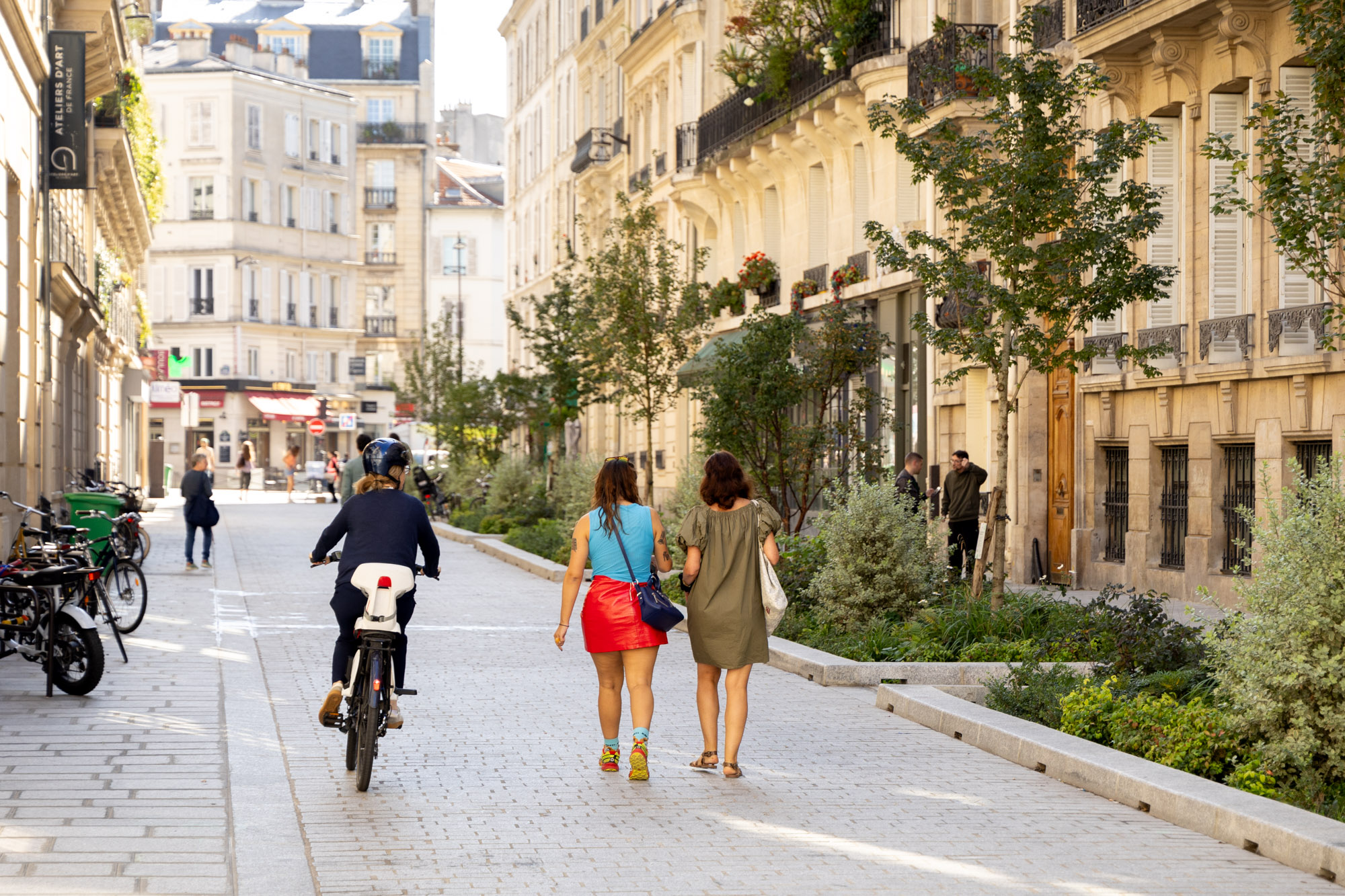 Paris transforme ses rues et s'inquiète pour l'avenir de ses écoles
