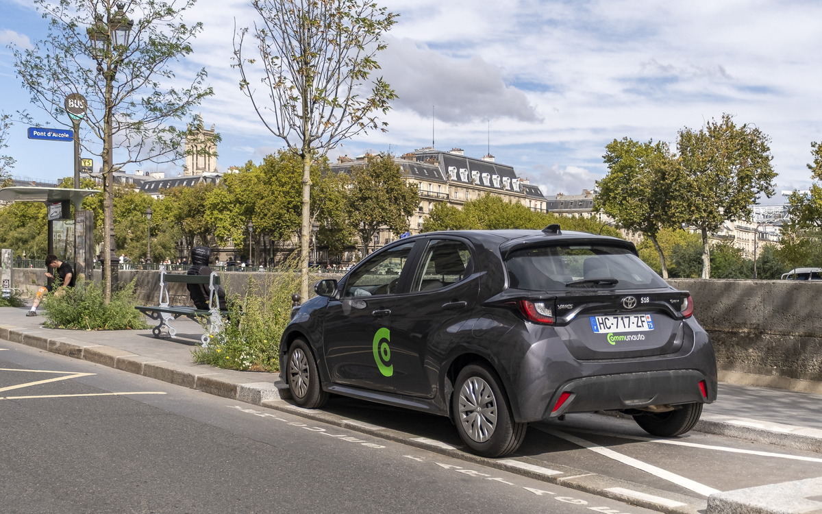 Vue d'une voiture Mobilib garée.