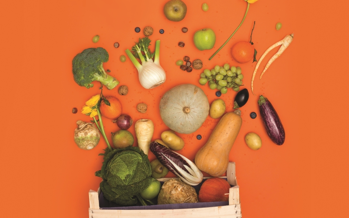 légumes dans une cagette en bois 