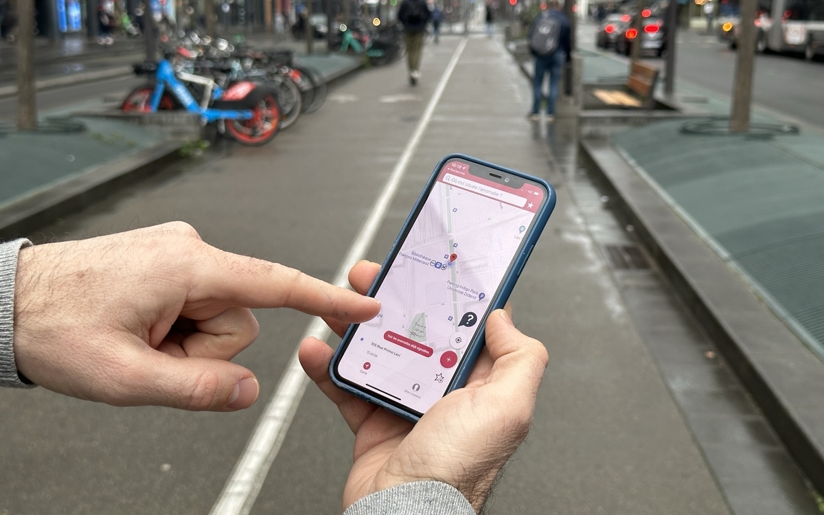 Personne tenant un smartphone