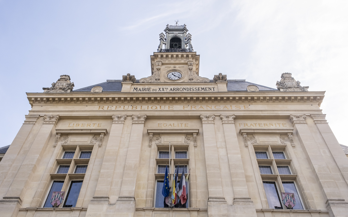 Photo de la façade de la mairie du 20e vue de la place Gambetta