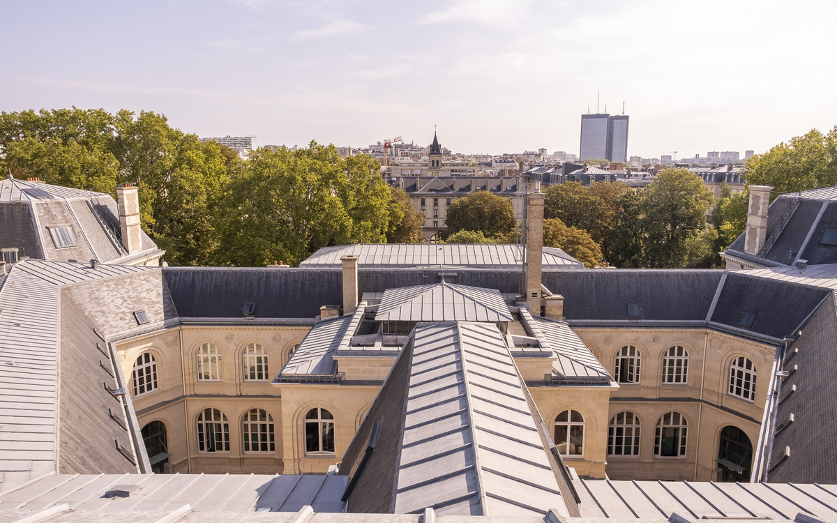 Photo des toits de la mairie du 20e vue depuis le campanile. L'hôpital Tenon au loin.