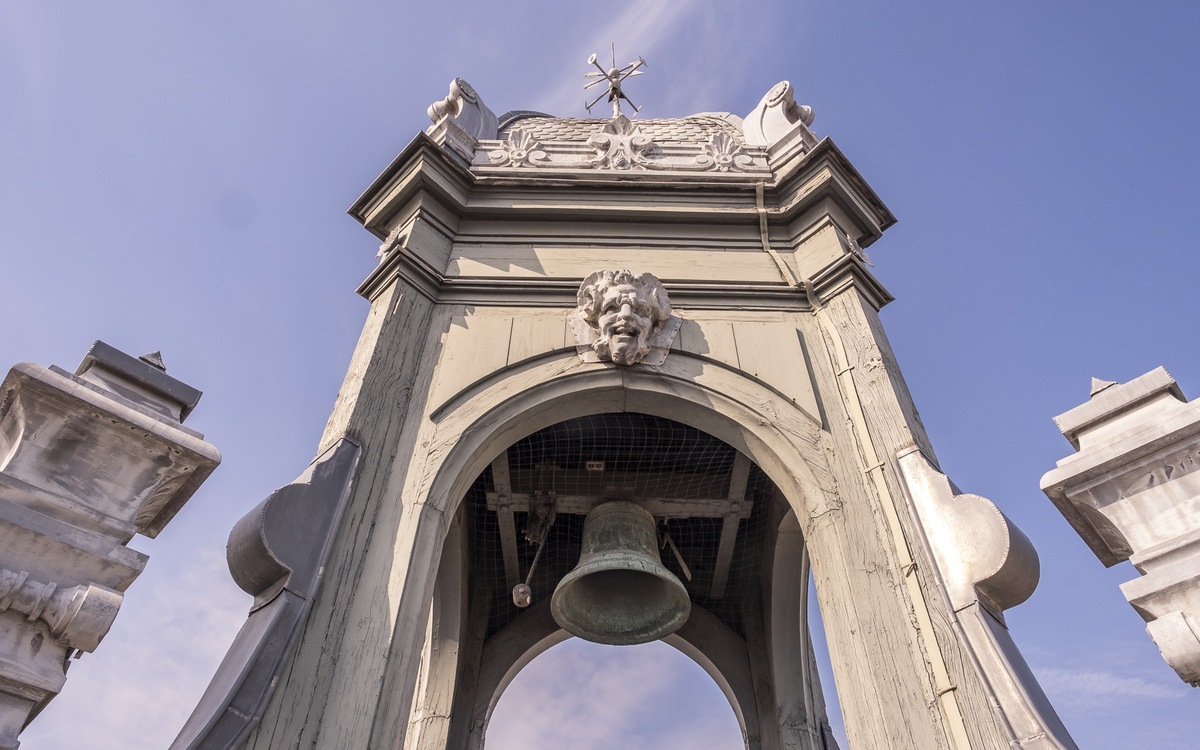 Photo du campanile qui surplombe la mairie du 20e