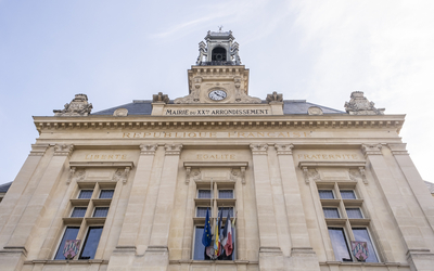 Photo de la façade de la mairie du 20e vue de la place Gambetta