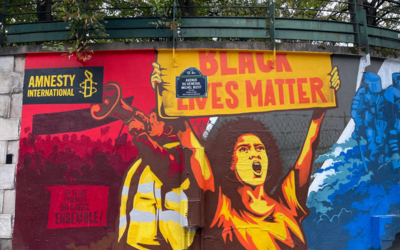 Une fresque de streetart représentants des manifestants portant des gilets jaunes ou arborant une pancarte Black Lives Matter
