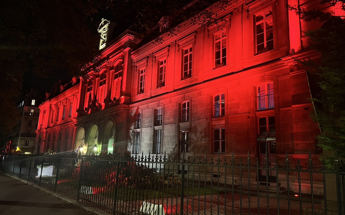 La mairie du 16e illuminée en rouge 