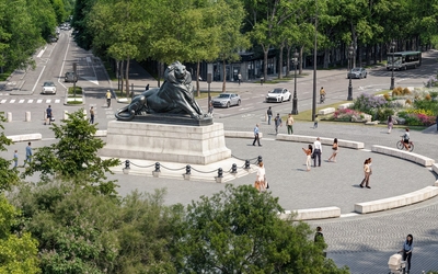 Photomontage du futur aménagement de la place Denfert-Rochereau, avec un focus sur l'anneau piéton autour de la statue du lion