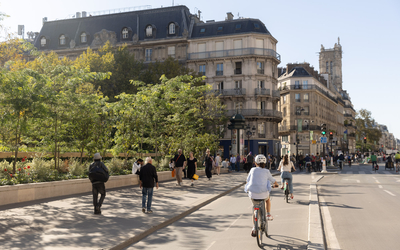 Des vélos sur les pistes cyclables le long de la forêt urbaine de la place de l'Hôtel de Ville.