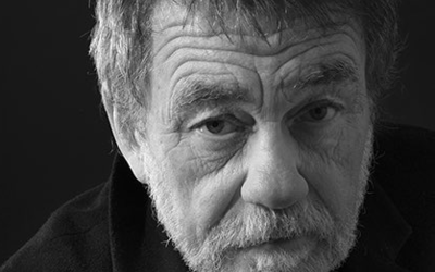 portrait d'homme en noir et blanc