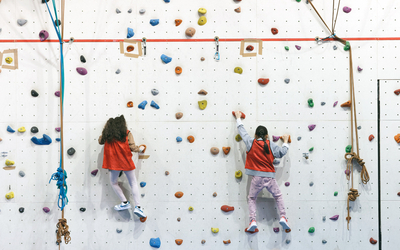 2 enfants sur un mur d'escalade