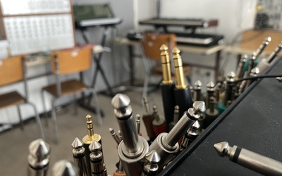 Une forêt de câbles dans une classe de cours