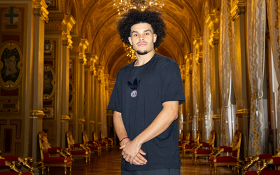Nadir Hifi, joueur du Paris Basketball, pris en photo dans un couloir de l'Hôtel de Ville. 