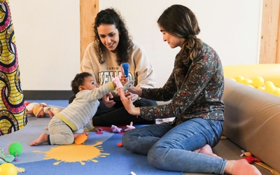 parents et tout-petit qui jouent ensemble