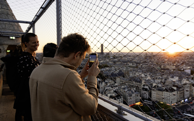 Des visiteurs admirent Paris depuis les tours de la Cathédrale Notre-Dame.