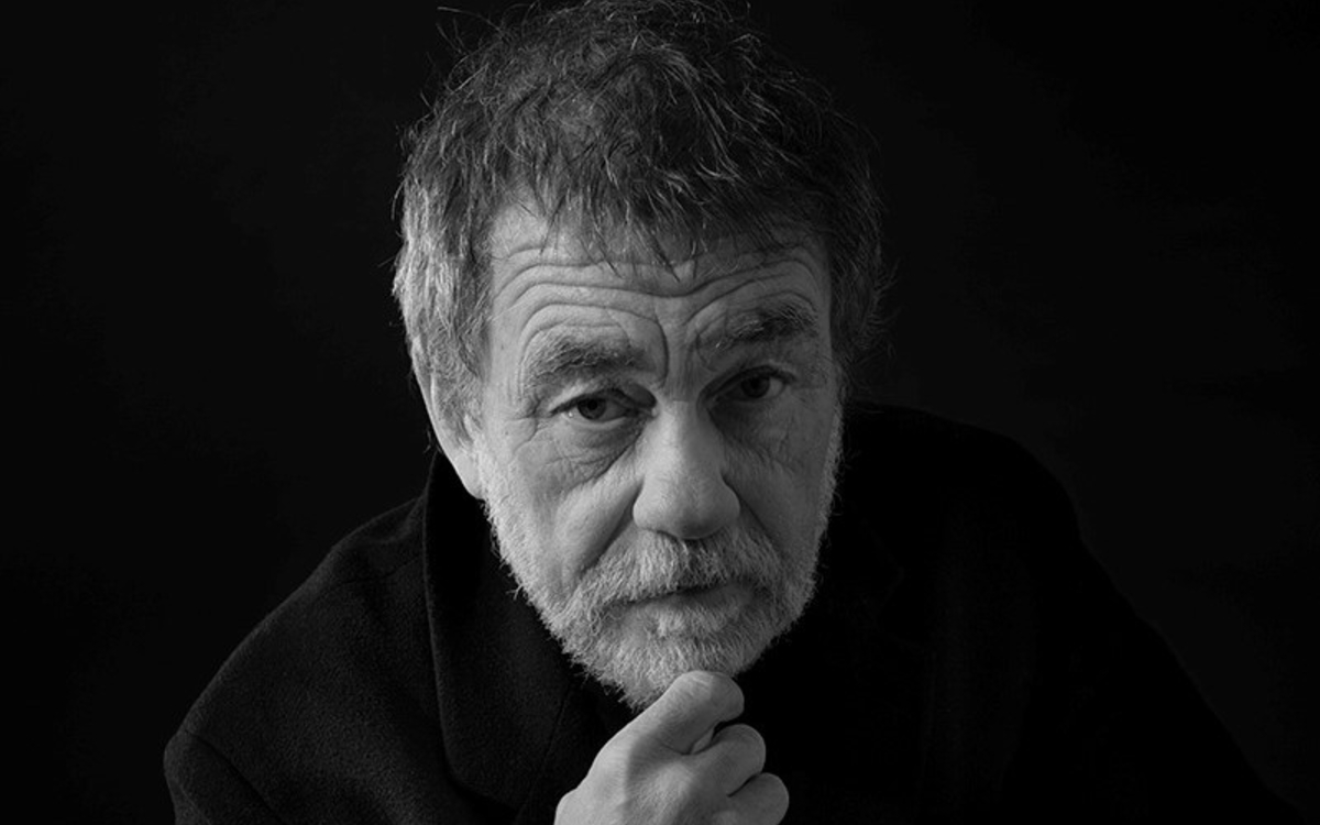 portrait d'homme en noir et blanc