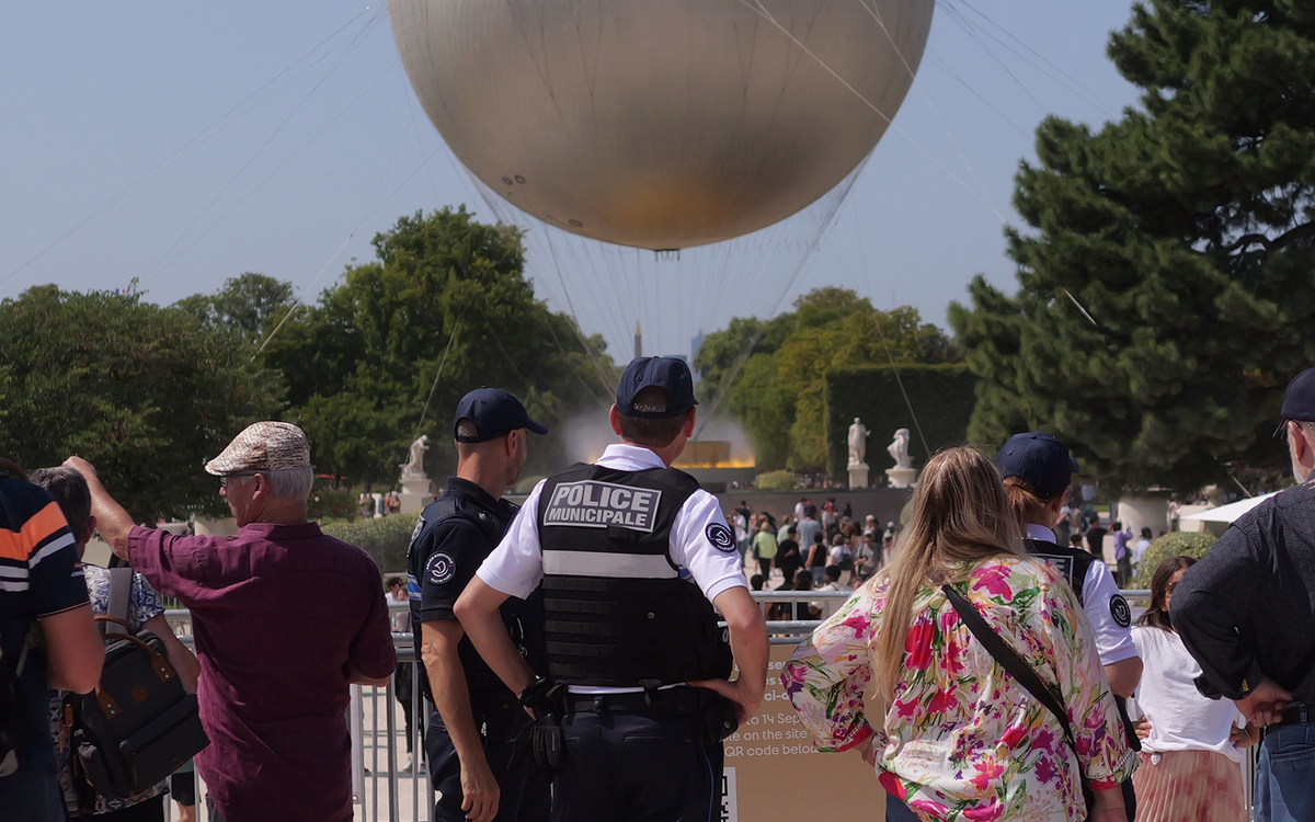 Des agents de la police municipale de Paris assurent la sécurité aux abords de la vasque olympique