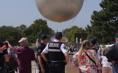 Des agents de la police municipale de Paris assurent la sécurité aux abords de la vasque olympique