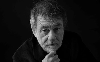 portrait d'homme en noir et blanc