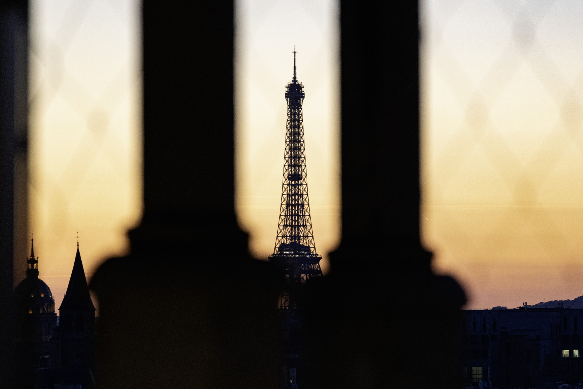 Une vue sur la tour Eiffel depuis les tours de la Cathédrale Notre-Dame.