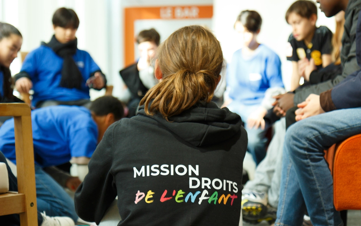 enfants de dos avec un pull noir pendant un atelier