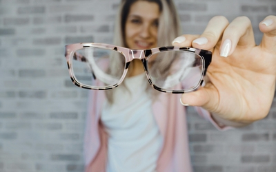 Une femme qui montre des lunettes de vue.