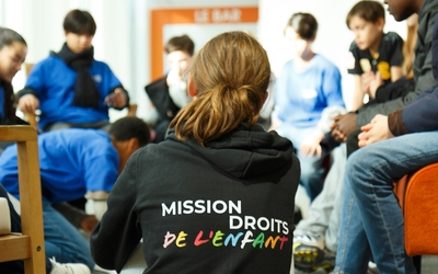enfants de dos avec un pull noir pendant un atelier