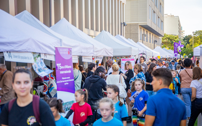 Foule déambulant entre les stands sur la promenade nardal