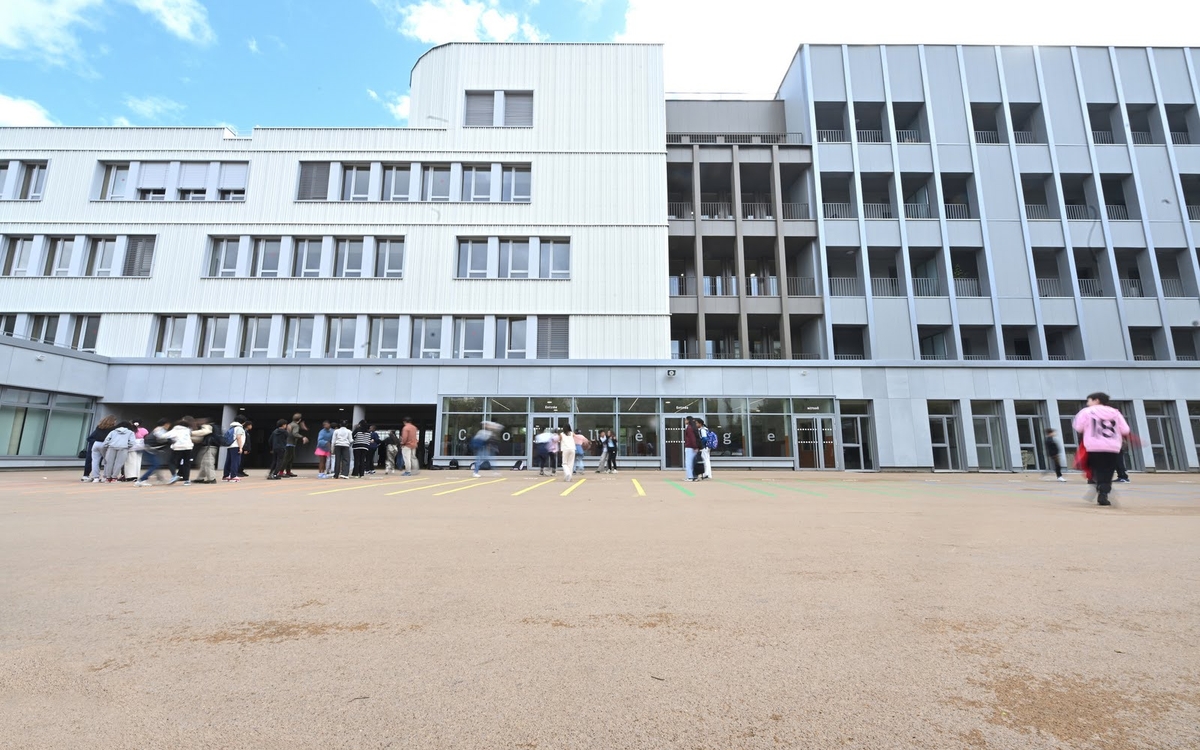 Des élèves dans le cour du collège Paul Valéry flambant neuve (12e ).