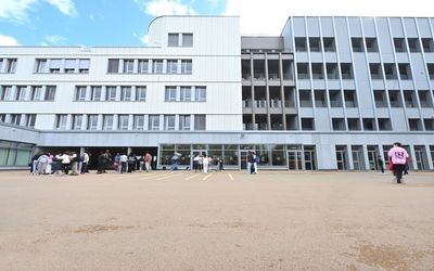 Des élèves dans le cour du collège Paul Valéry flambant neuve (12e ).