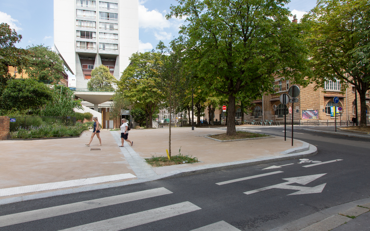Végétalisation et plantation d'arbres place de Brazzaville dans le 15e.